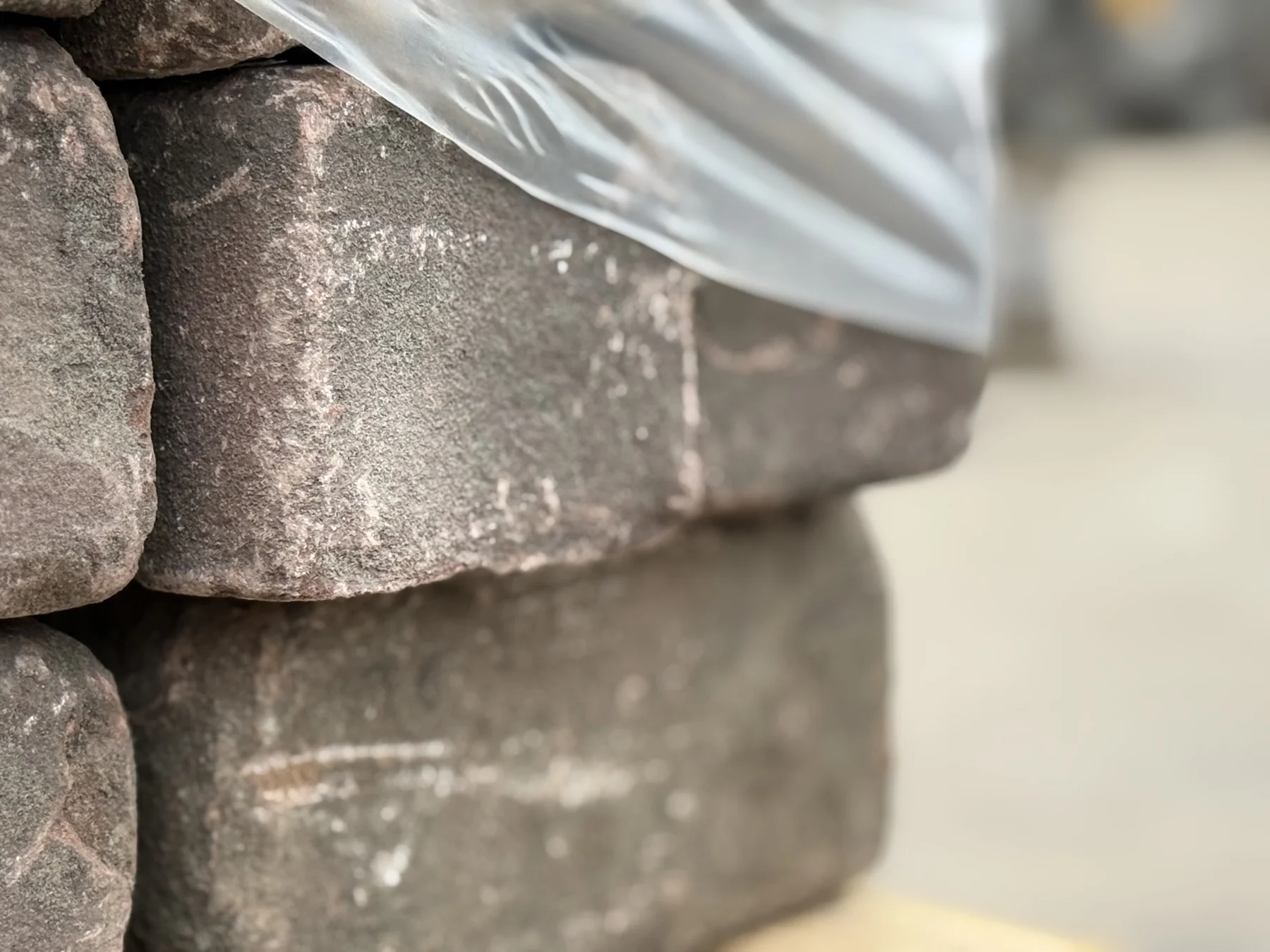 Gebruikte klinkers, op een pallet klaargemaakt voor een volgende toepassing