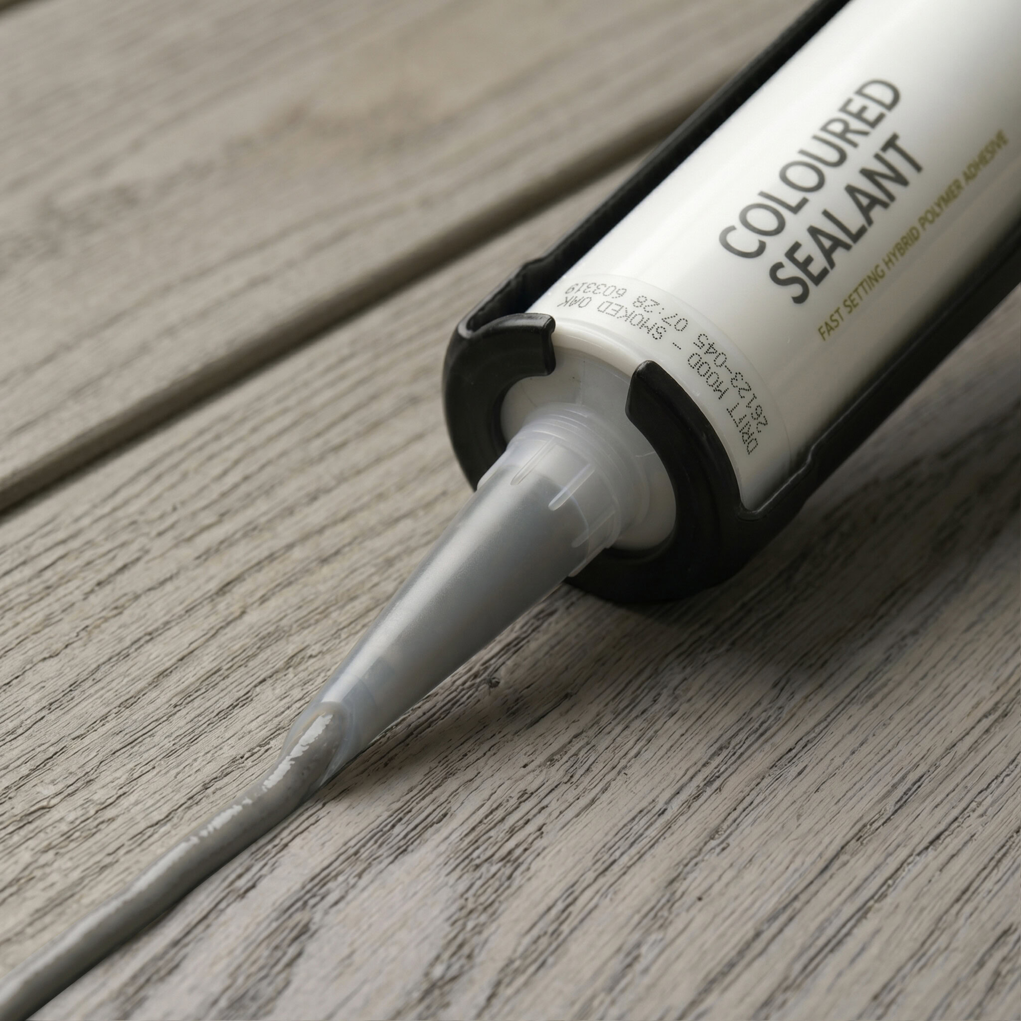 Millboard Gekleurde kit Smoked Oak – detail van kit en spuitmond