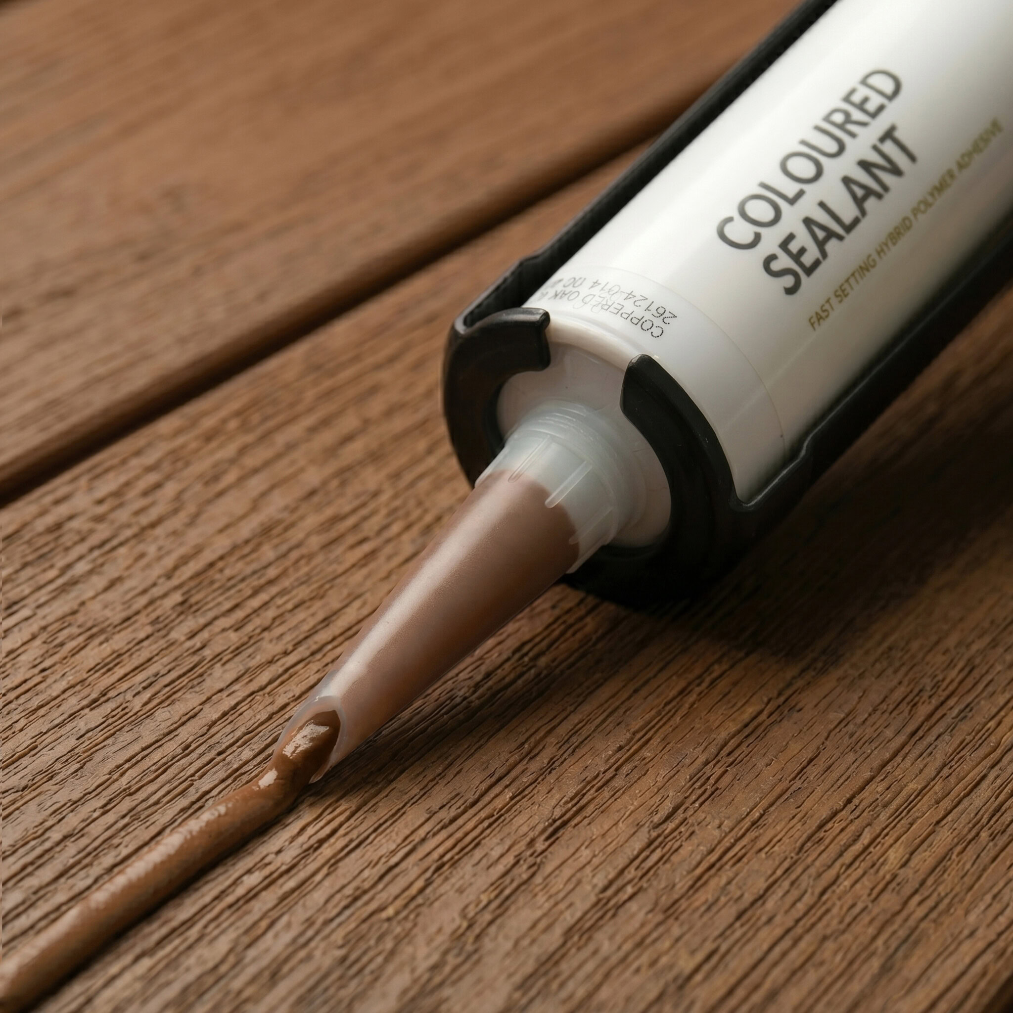 Millboard Gekleurde kit Coppered Oak – detail van kit en spuitmond
