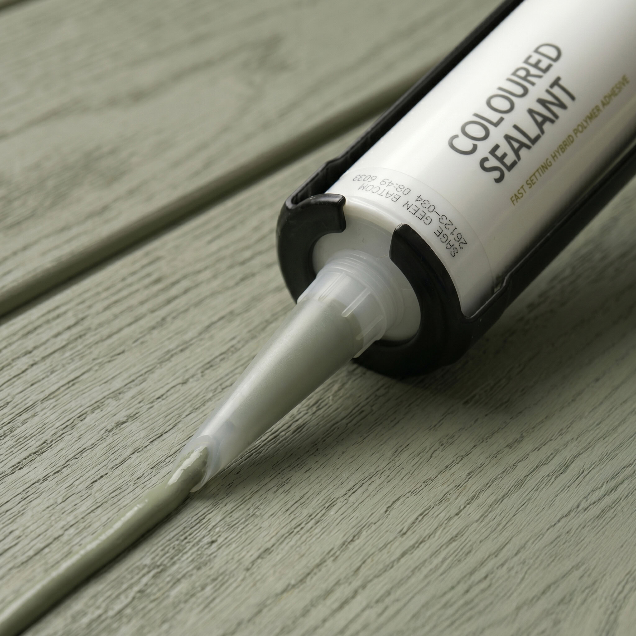 Millboard Gekleurde kit Sage Green – detail van kit en spuitmond