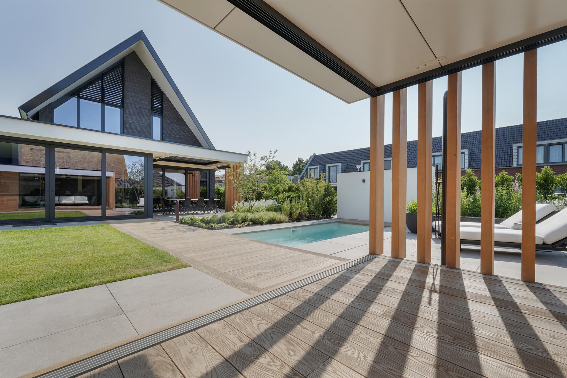 Millboard terras dat binnen en buiten bij een moderne villa verbindt