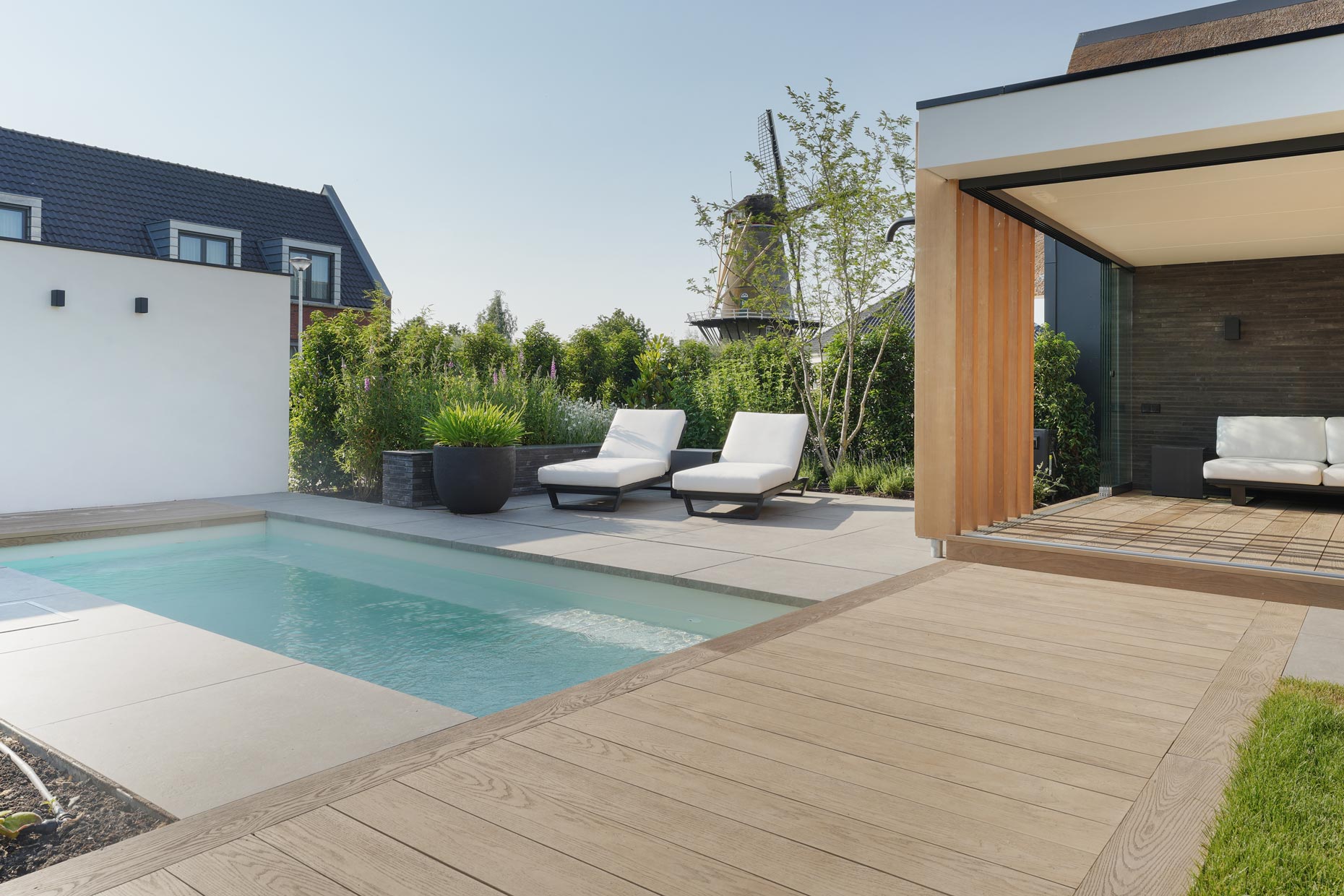 Ligplekken en poolhouse aan het vlonderterras