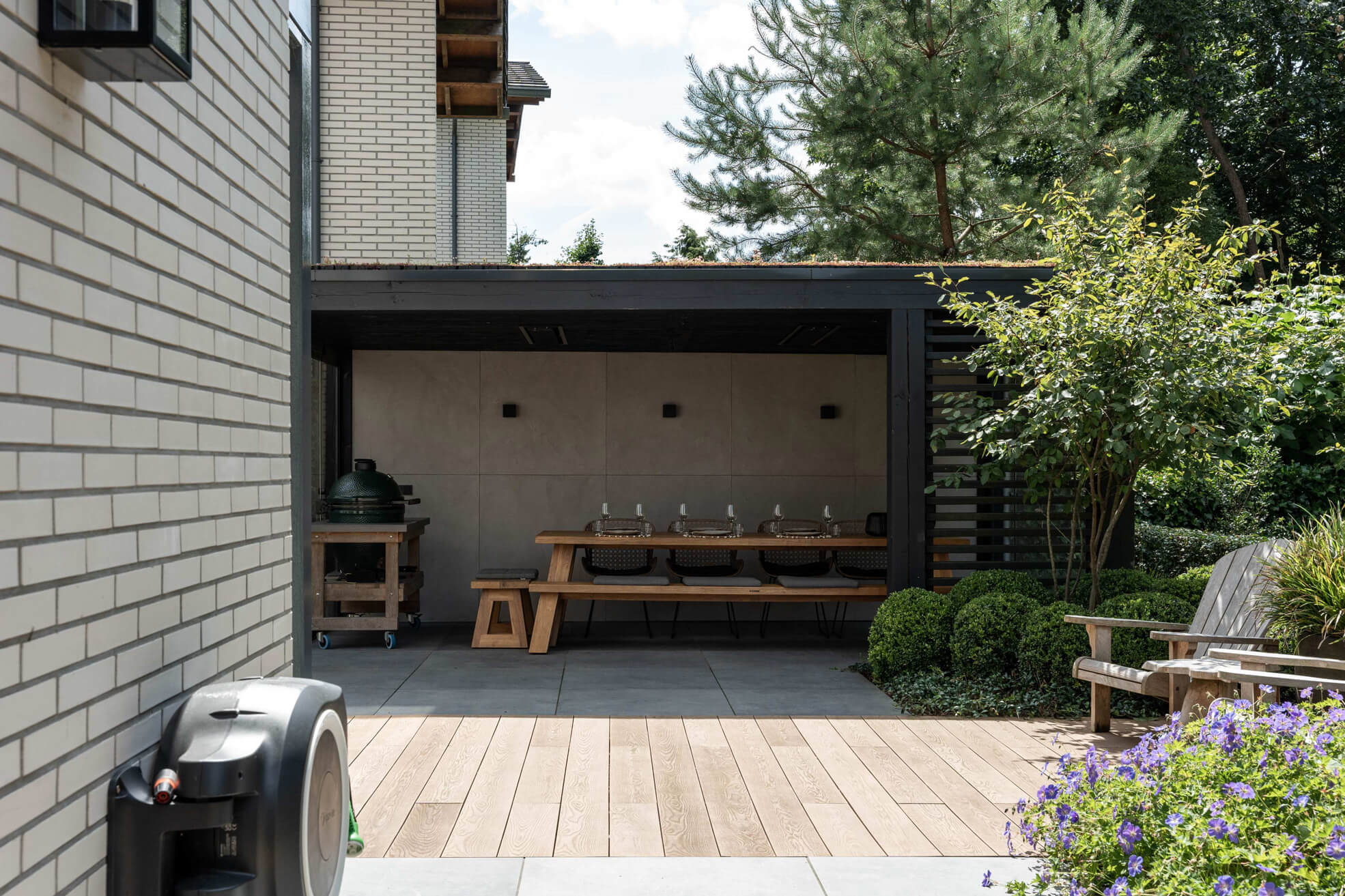 Terras met zitplek aan de zijkant van de woning