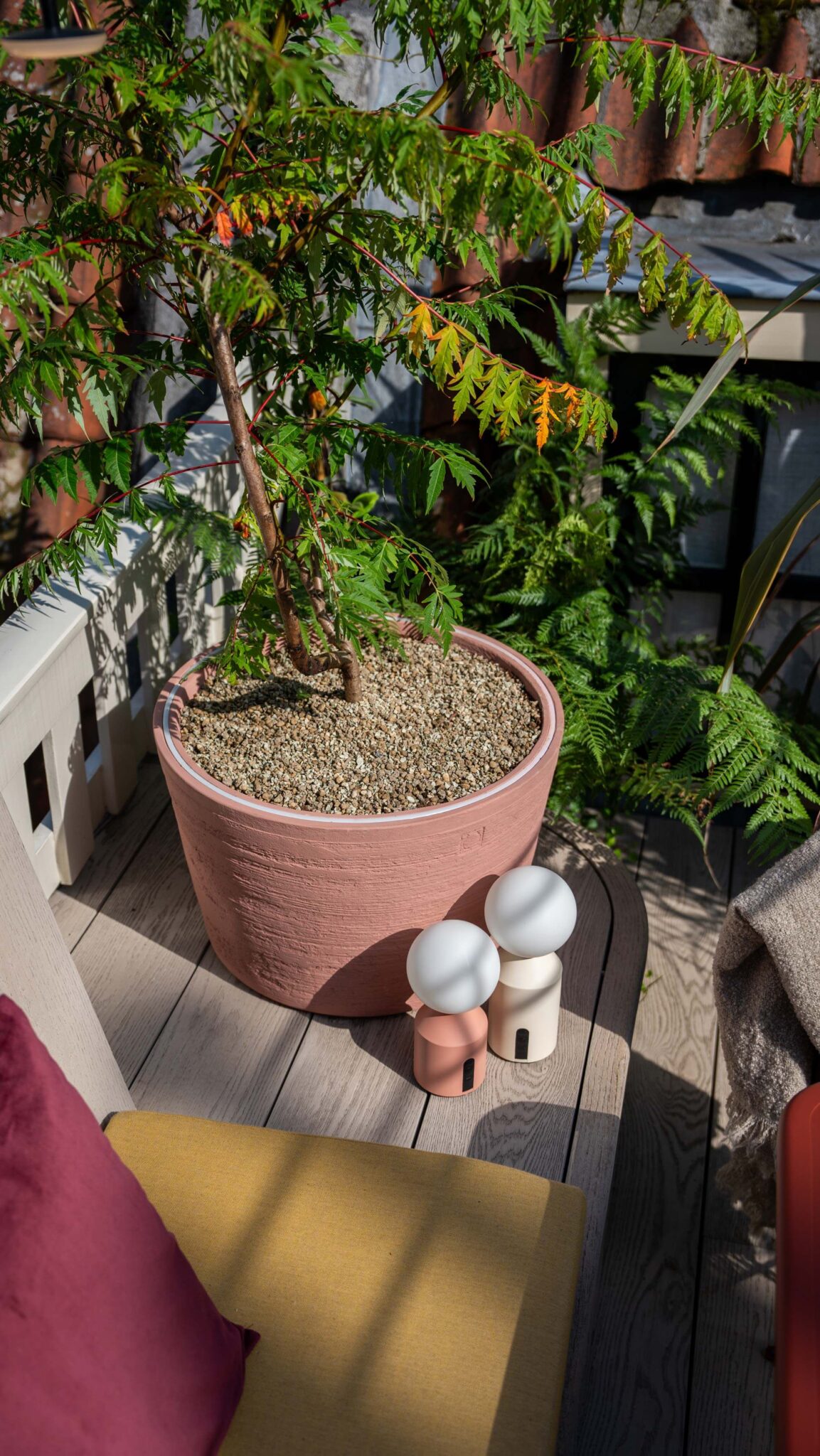 Detail van plantenpotten en maatwerk zitplek op het dakterras