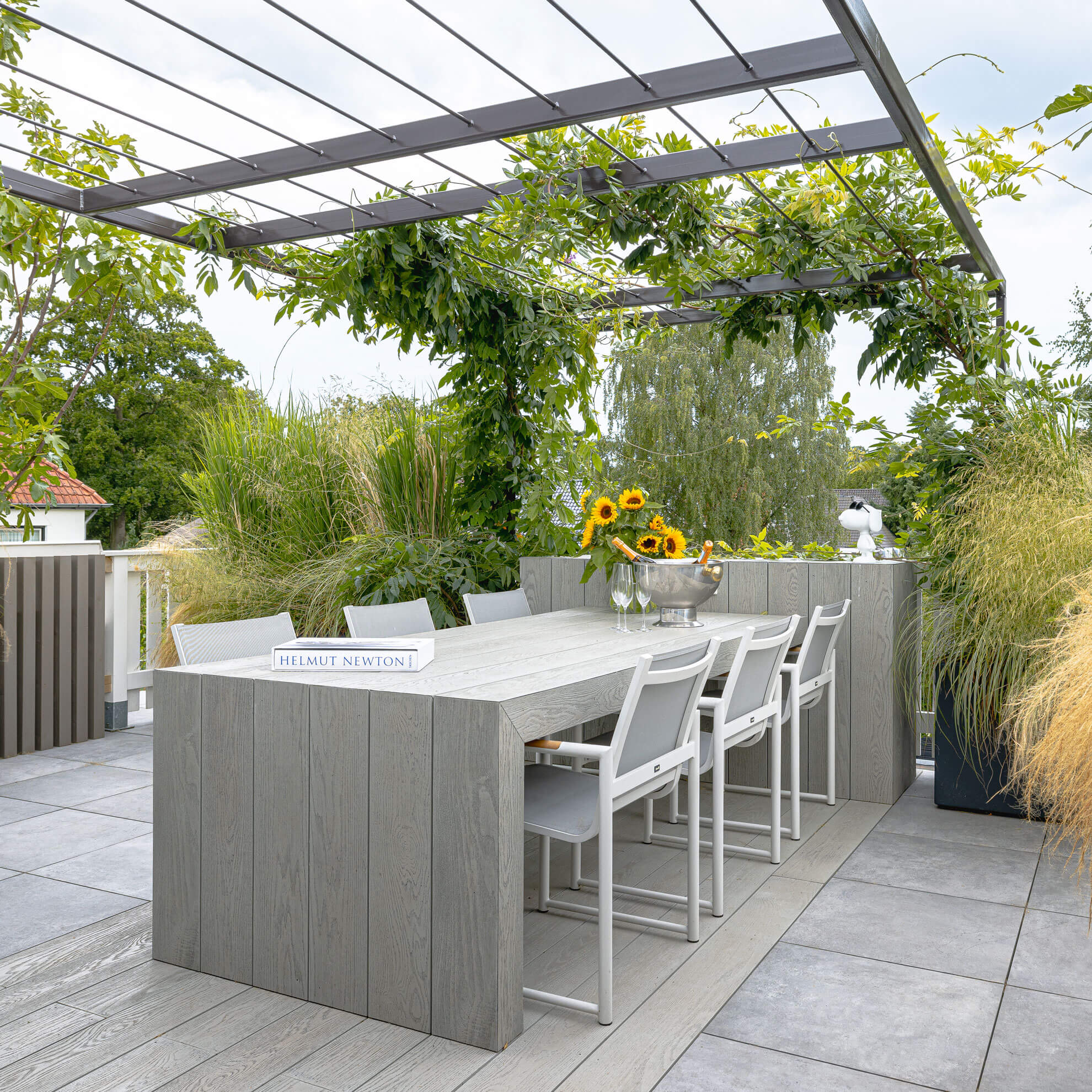Maatwerk eettafel onder de pergola op het dakterras