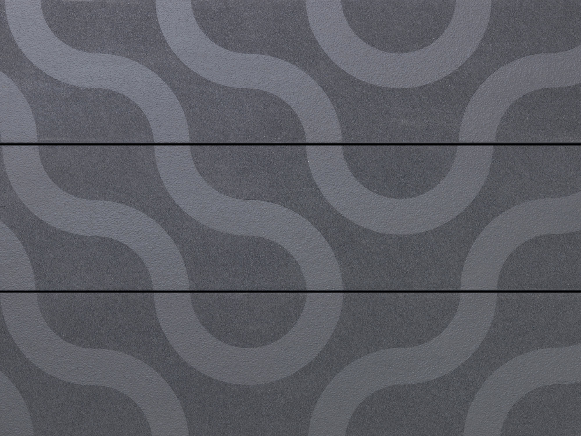 Millboard Modello Contour in Brushed Basalt: detail van het vloeiende patroon over drie plankdelen