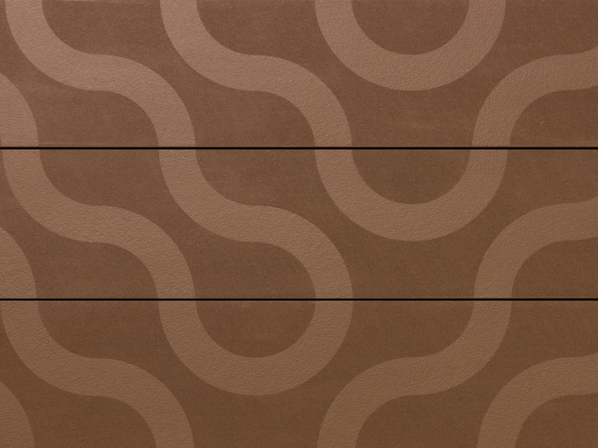 Millboard Modello Contour in Coppered Oak: detail van het vloeiende patroon over drie plankdelen