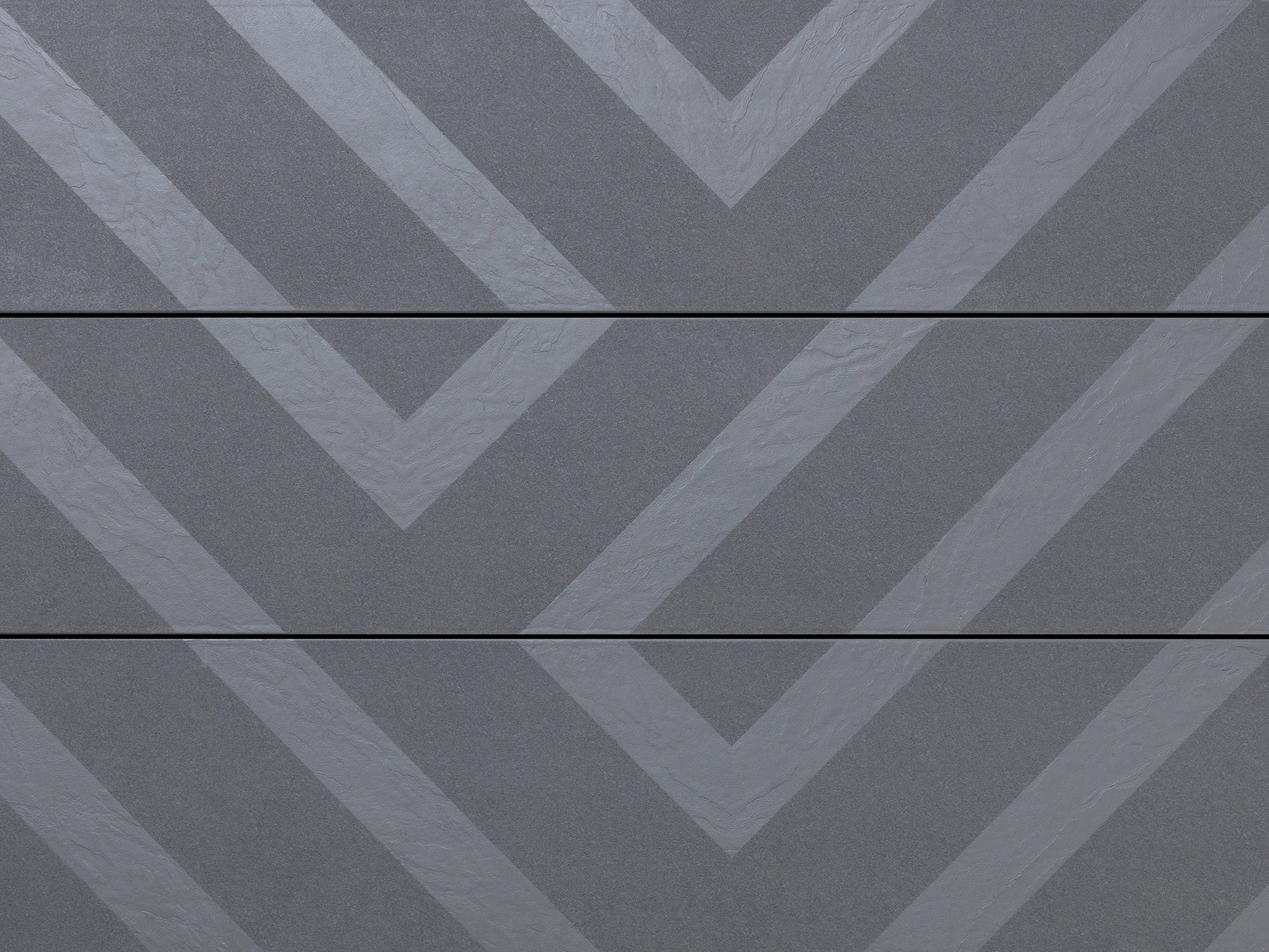 Millboard Modello Linear in Brushed Basalt: detail van het geometrische patroon over drie plankdelen