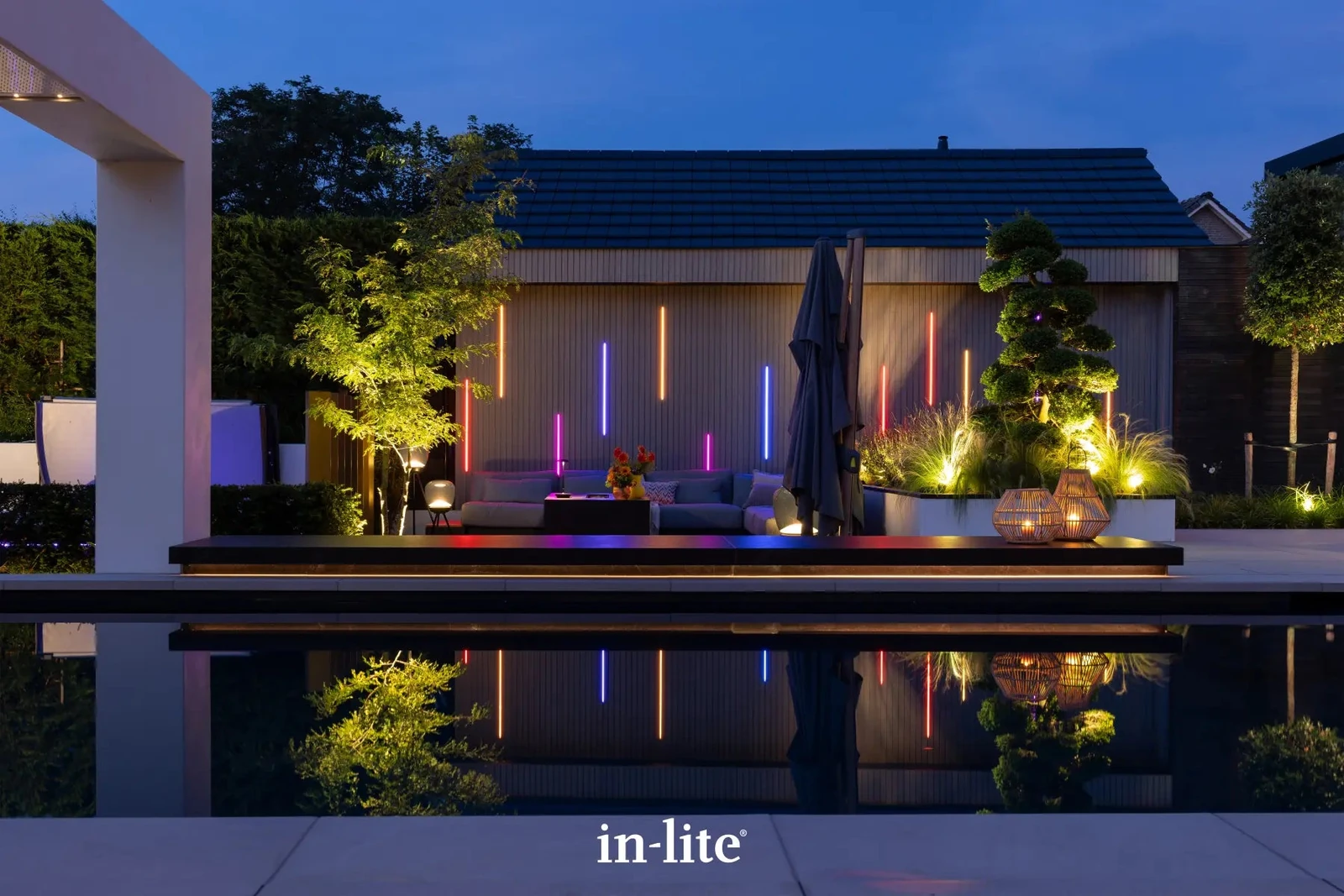 Kleurrijke in-lite verlichting bij een tuin met zwembad