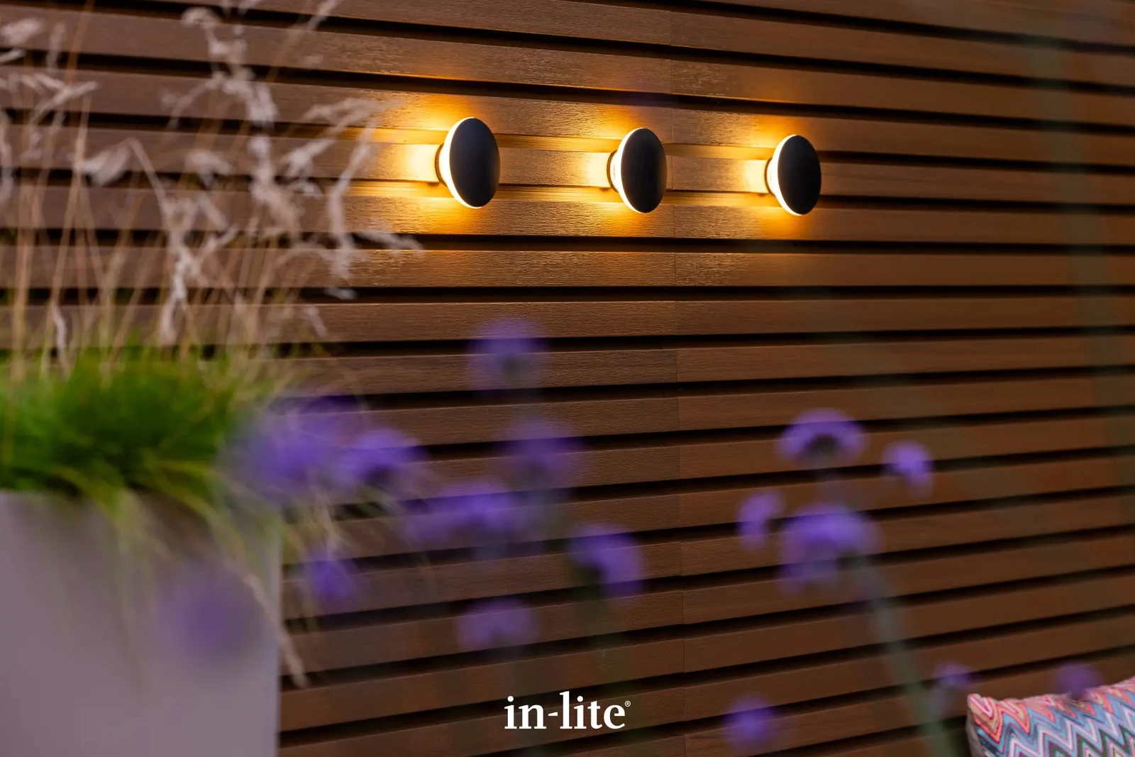 in-lite SWAY wandverlichting op houten gevelbekleding