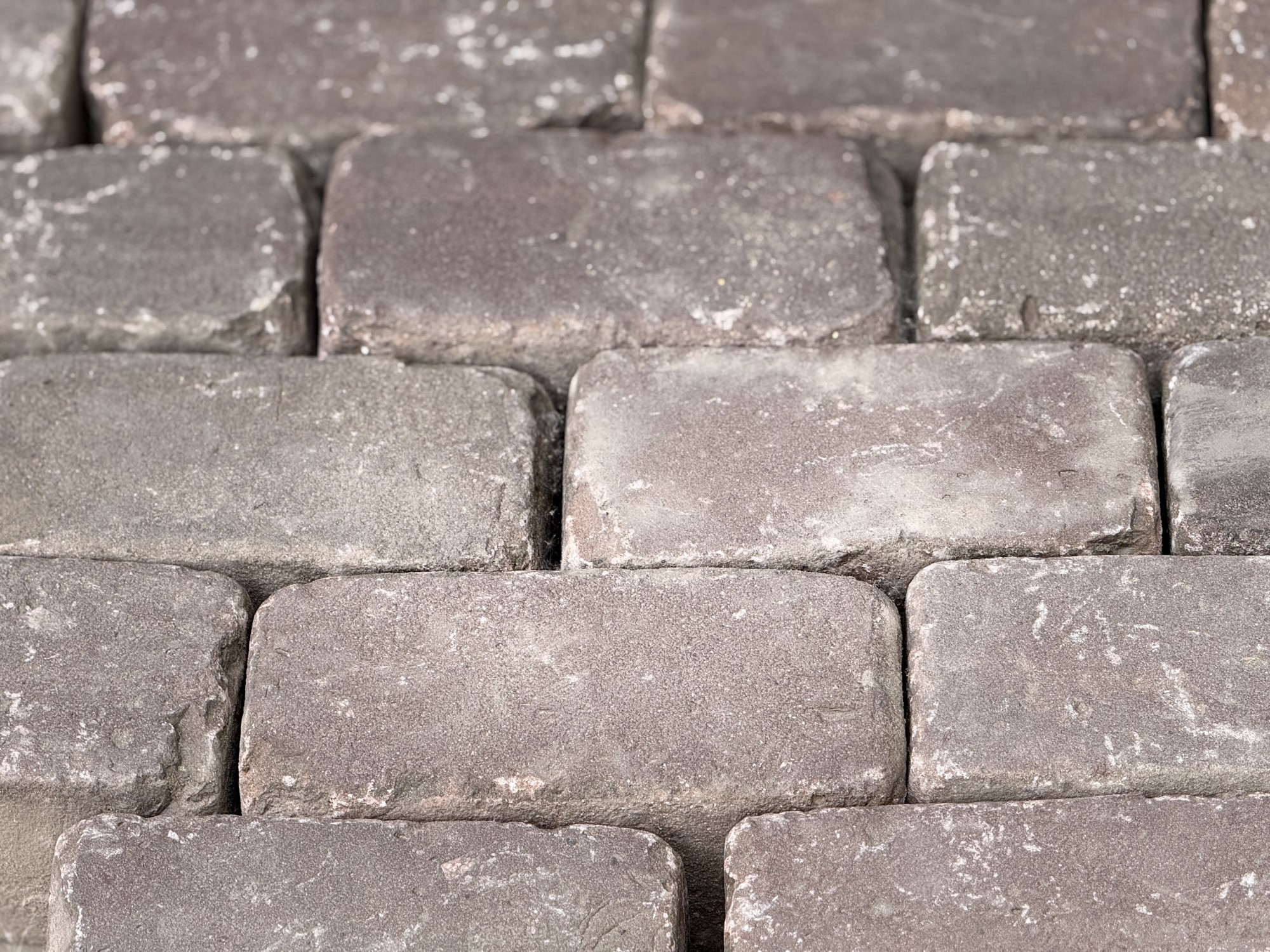 Oud gebakken Keiformaat rood/paars — detail van kleur en structuur