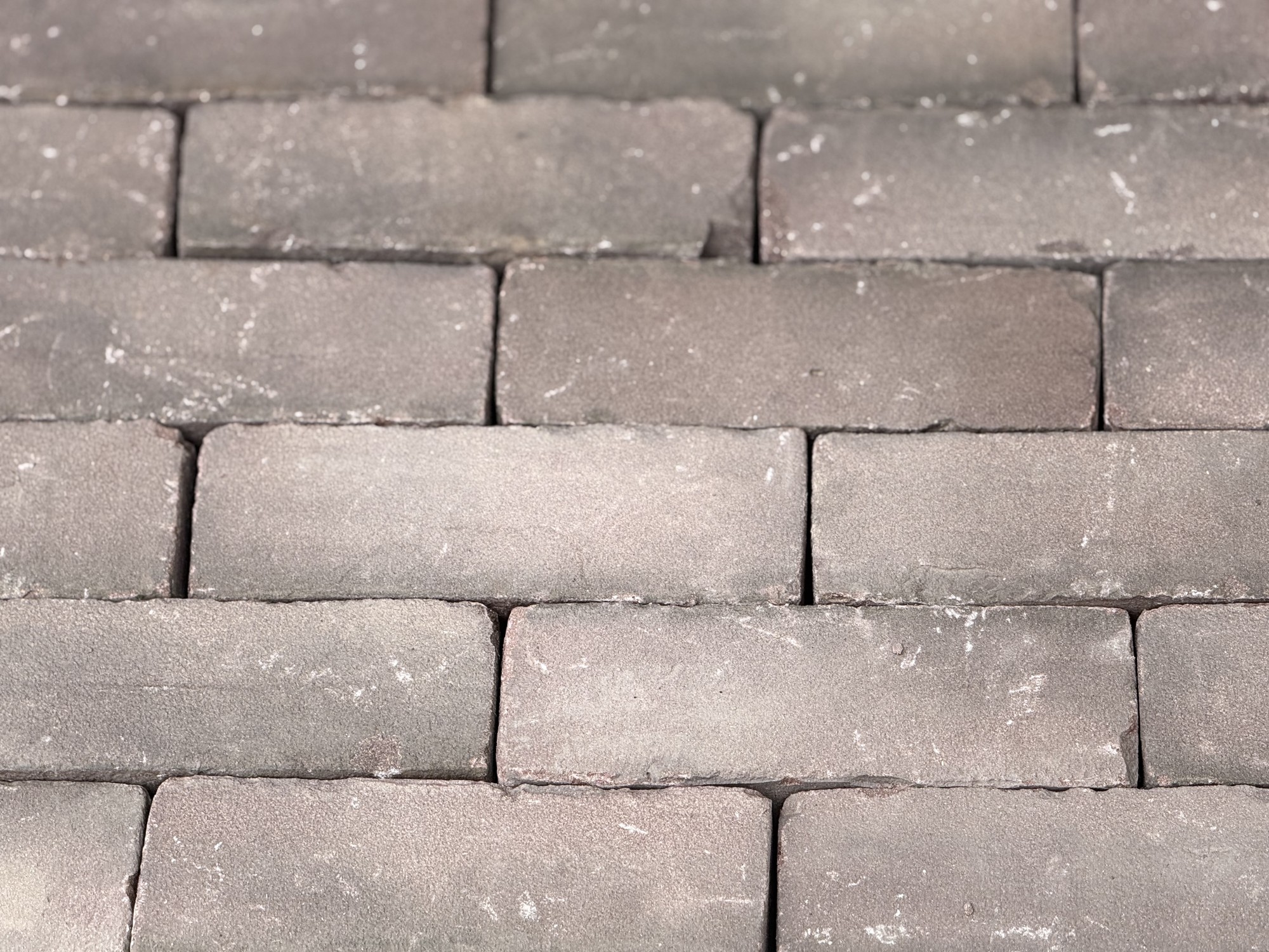 Oud gebakken Dikformaat rood/paars — detail van kleur en structuur