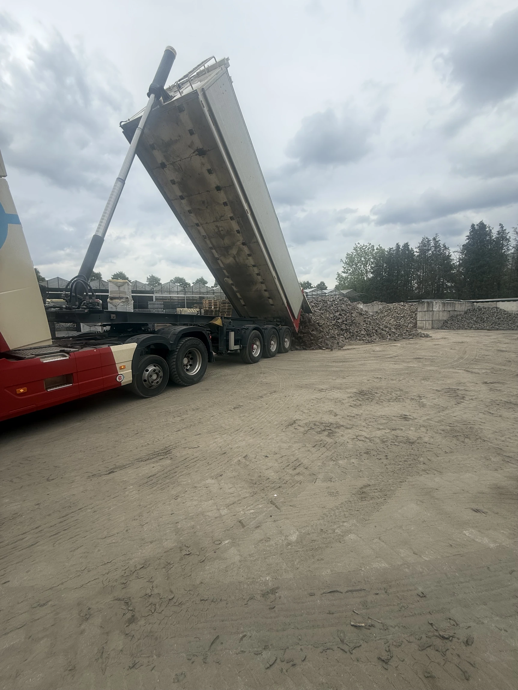 Vrachtwagen tijdens het lossen op de projectpagina van Breda