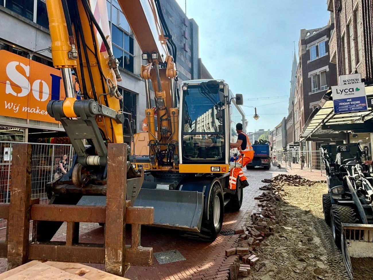Kraanwerk bij de herinrichting van een winkelstraat in Eindhoven
