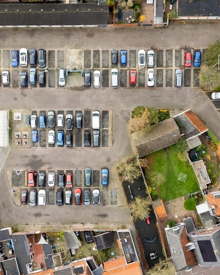 Bovenaanzicht van parkeervakken op de bronpagina van De Bongerd