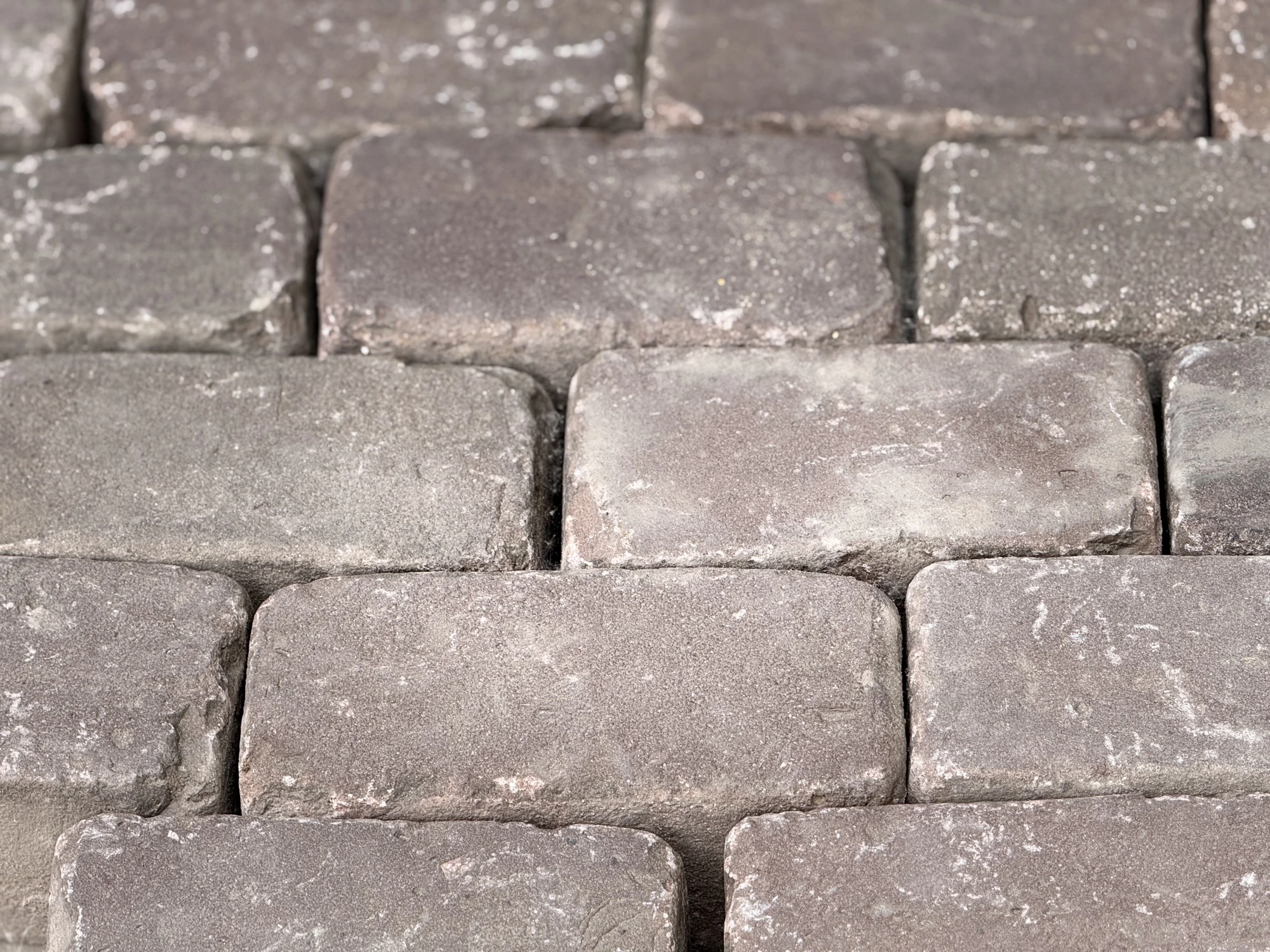 Klinkerdetail dat de bron bij Tormentilstraat in Landsmeer toont