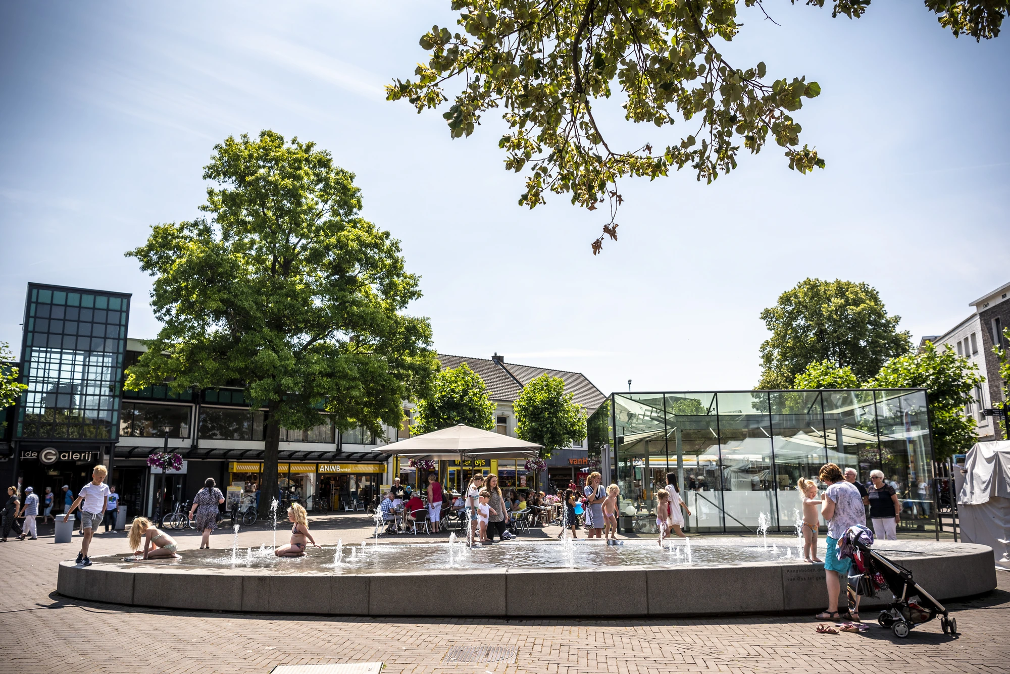 Plein met watertafel in het centrum van Oss