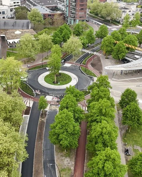 Bovenaanzicht van plein en rotonde op de projectpagina van Uden